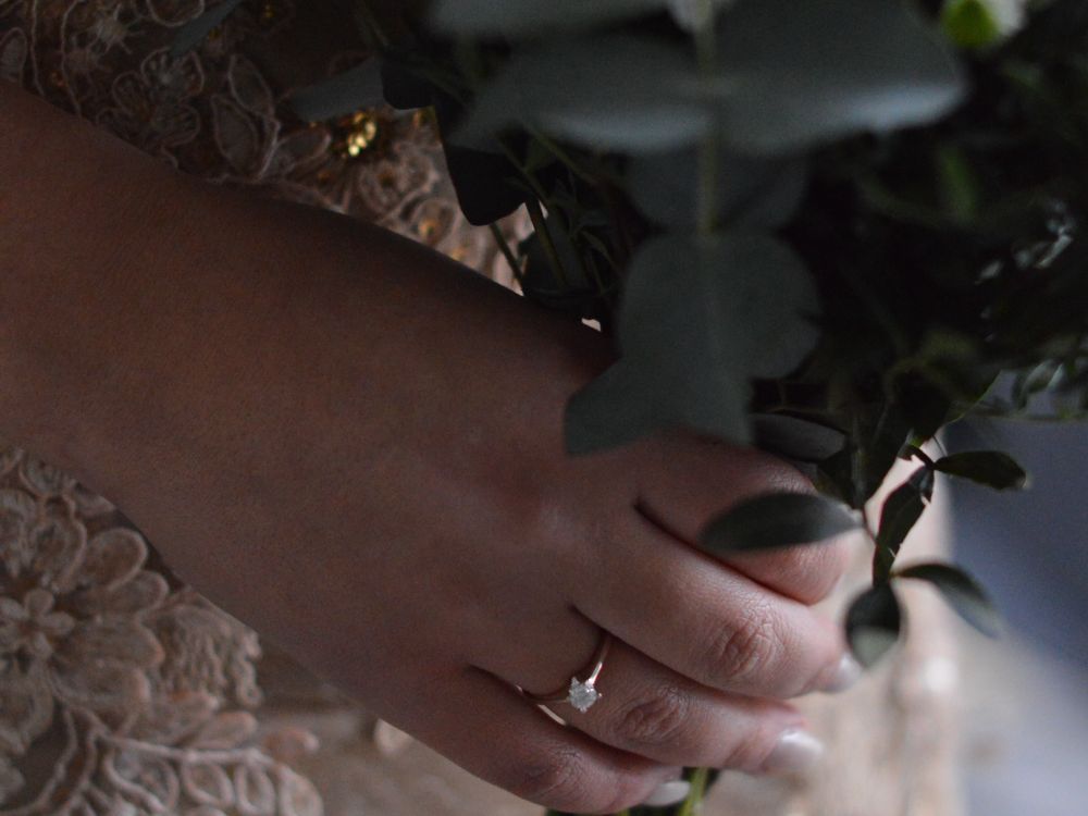 Des fleurs pour des fiançailles turques (nişan) : un guide court pour la famille à l'étranger