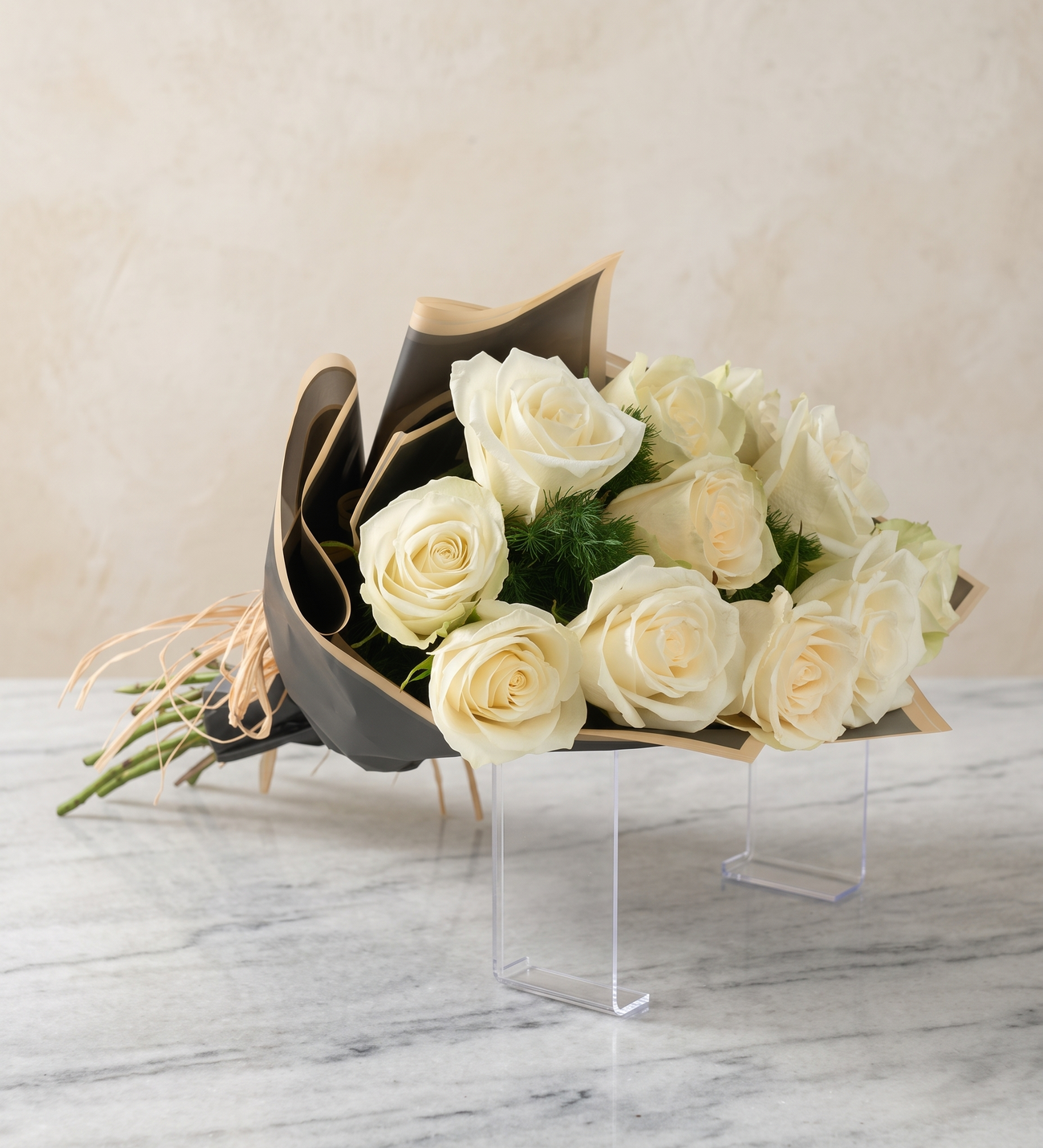 Strauß aus Elf Weißen Rosen, Elf weiße Rosen, von Hand mit Raffiabast gebunden in edlem Verpackungspapier, etwa 40 cm hoch.