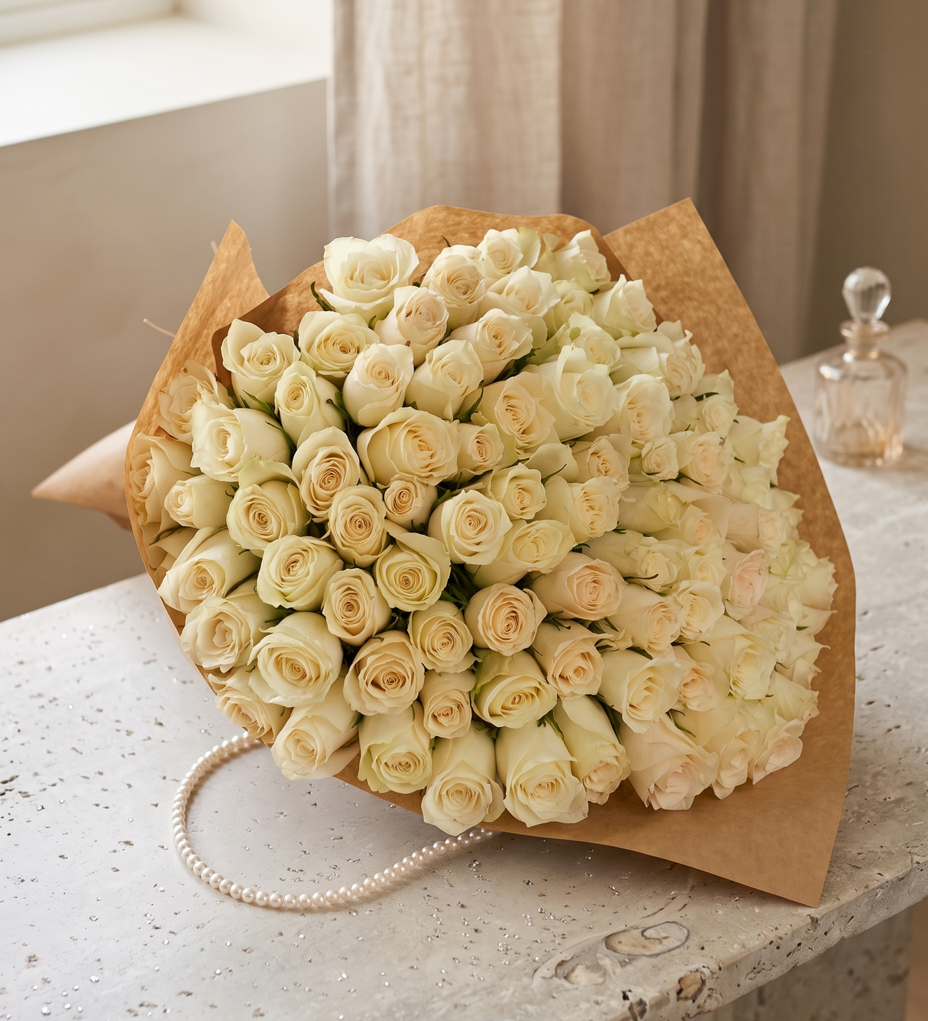 Seelenverwandte, Strauß aus 100 Weißen Rosen, Hundert weiße Rosen zu einem einzigen großen Strauß vereint, etwa 30 bis 40 cm hoch, für den einen Menschen, der alles bedeutet.