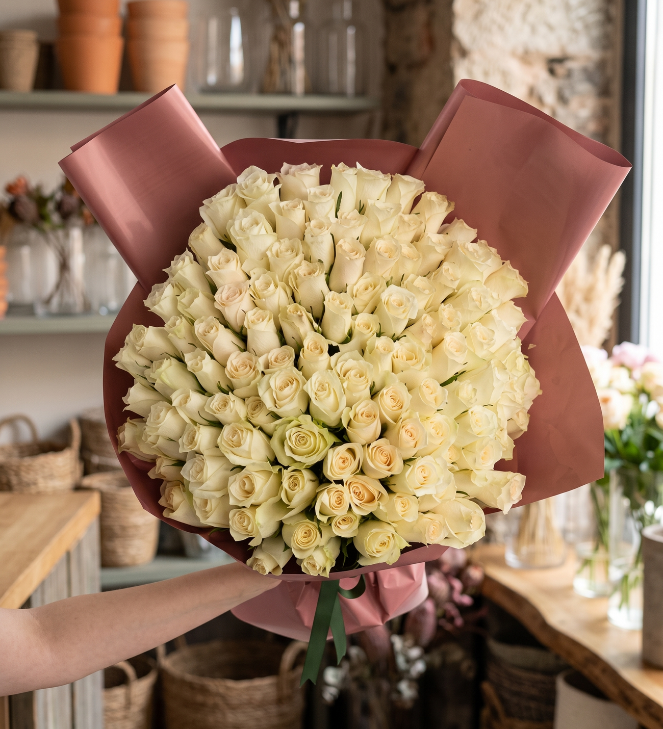 150 Weiße Rosen im Lachsfarbenen Wrap, Hundertfünfzig weiße Rosen in einer Jute-Optik-Verpackung, die großzügigste Art zu sagen, dass jemand Ihnen am meisten bedeutet.