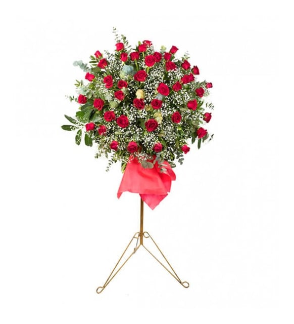 Trauergesteck auf Goldenem Ständer mit 45 Roten Rosen und Eukalyptus, Fünfundvierzig rote Rosen mit silbrigem Eukalyptus und Schleierkraut als voller runder Kopf auf einem goldfarbenen Ständer aus Schmiedeeisen, 98 cm hoch, für eine Beerdigung in Istanbul.