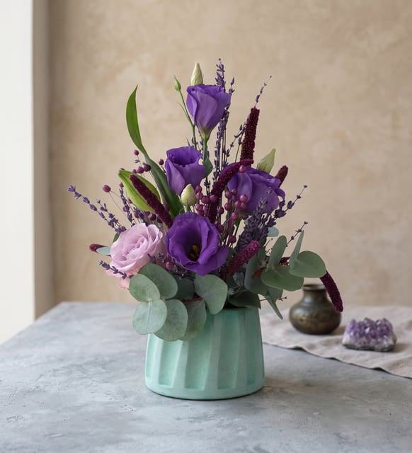 Lilafarbene Rose und violetter Lisianthus im türkisen Topf, Lilafarbene Rosen, violetter Lisianthus und importierte Lilien in einem türkisen Betontopf, durchzogen von Lavendel und Eukalyptus.