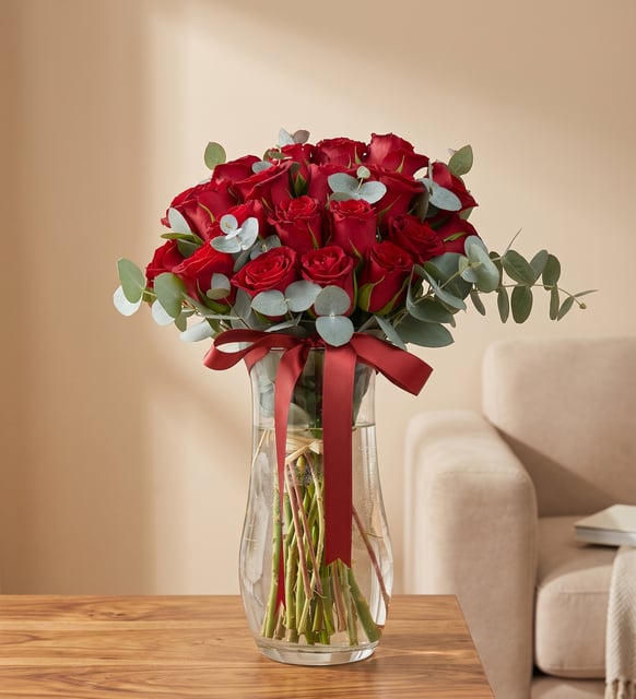 21 rote Rosen in einer Kristall-Zylindervase, Einundzwanzig rote Rosen mit Eukalyptus in einer klaren Zylindervase aus Kristallglas, mit rotem Band, sofort bereit zum Hinstellen.