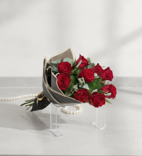 Strauß mit 9 roten Rosen, Neun rote Rosen mit Eukalyptus in anthrazitfarbenem Papier mit Goldrand, ein klassischer romantischer Strauß.